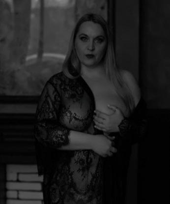 Темпераментная и игривая девушка ждет встречи с достойным кавалером для яркого и страстного времяпровождения. Моя фантазия не знает границ, и я готова подарить тебе пикантные моменты и сладостные ласки. Не упусти свой шанс на истинное удовольствие! 235, 45 лет